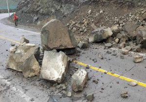 خطر سقوط سنگ در جاده های کوهستانی البرز