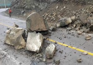 هشدار خطر سقوط سنگ در جاده های کوهستانی البرز