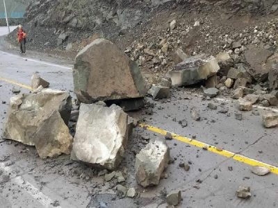 هشدار خطر سقوط سنگ در جاده های کوهستانی البرز