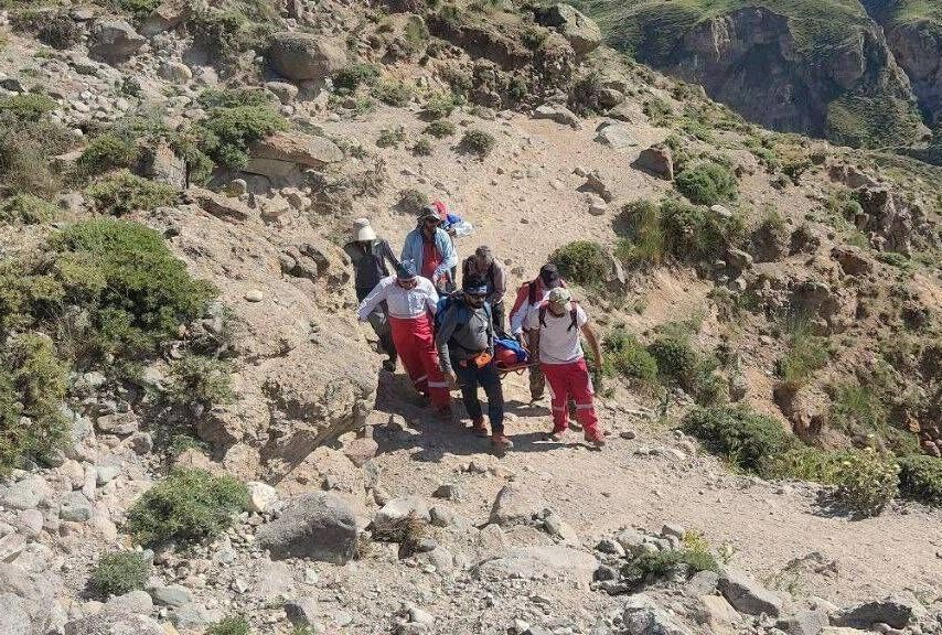 نجات طبیعتگرد ۳۳ ساله از ارتفاعات آبشار هفت چشمه