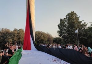 بزرگترین پرچم فلسطین بر بلندای پایتخت ایران اسلامی به اهتزاز درآمد
