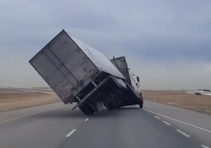 انحراف تریلی حامل باتری در آزادراه قزوین–کرج / سه مصدوم و ترافیک ۷ کیلومتری