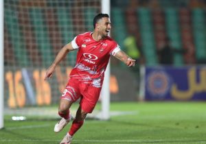 گل سوم پرسپولیس با اشتباه مهلک دروازه&zwnj;بان ملوان
